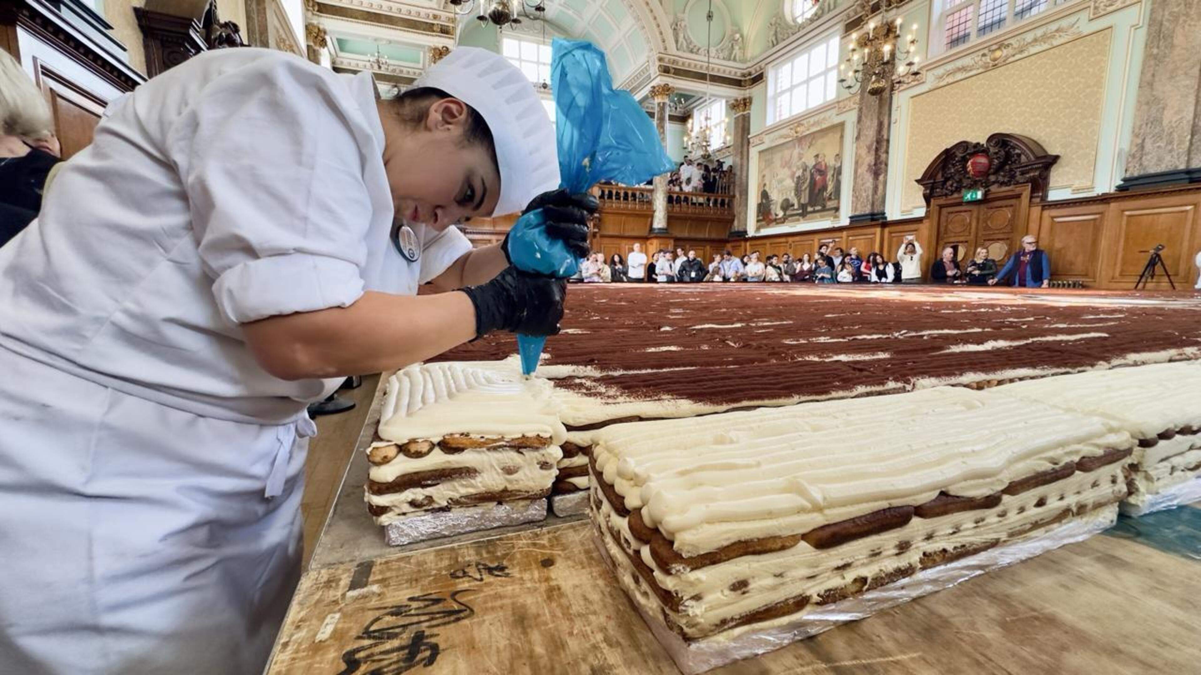 Honderd chefs maken gigantische tiramisu en breken wereldrecord